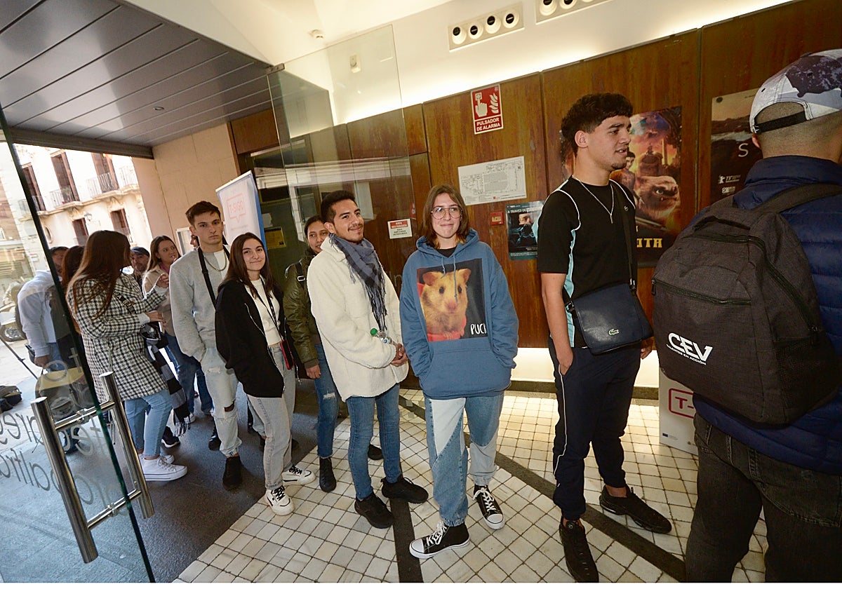 Algunos de los jóvenes que han participado en la presentación.