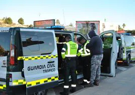 Agentes de la Guardia Civil de tráfico realizando un control de alcohol y drogas.
