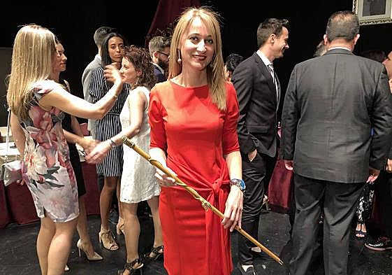 Mariola Guevara, con el bastón de mando de la alcaldía de Alhama de Murcia en 2019.