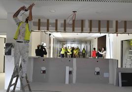 El consejero de Salud, Juan José Pedreño, visita las obras del centro de salud de Corvera.