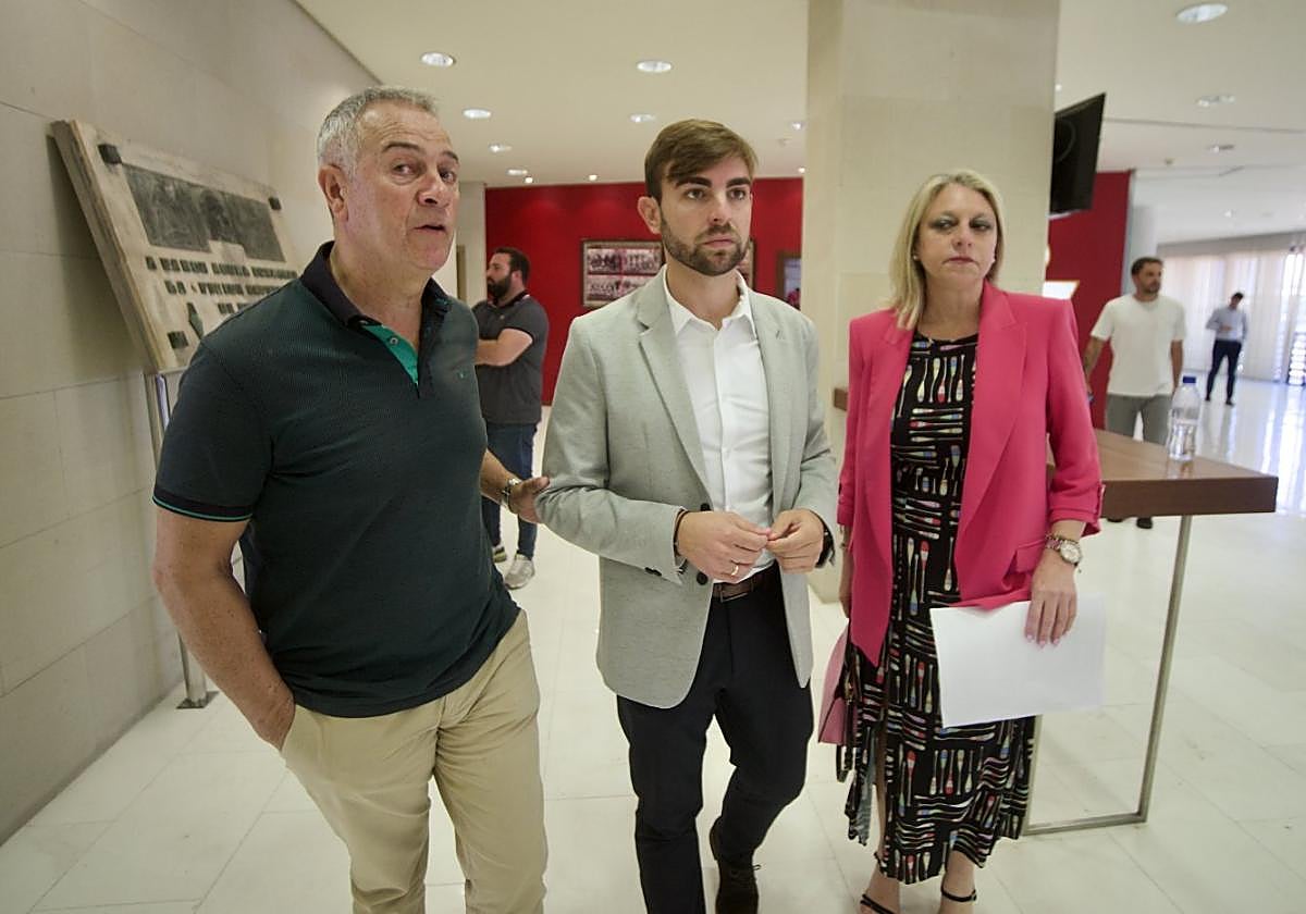Moreno, junto al consejero Fernández y la presidenta Carrillo.