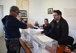 Un pescador deposita su voto, el pasado fin de semana.