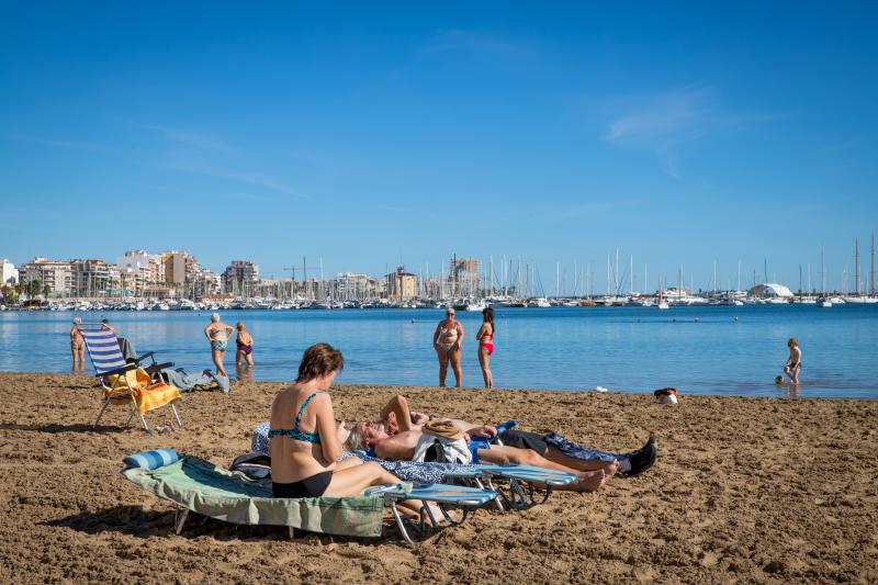 Vista de la bahía portuaria de Torrevieja desde la playa del Acequión.