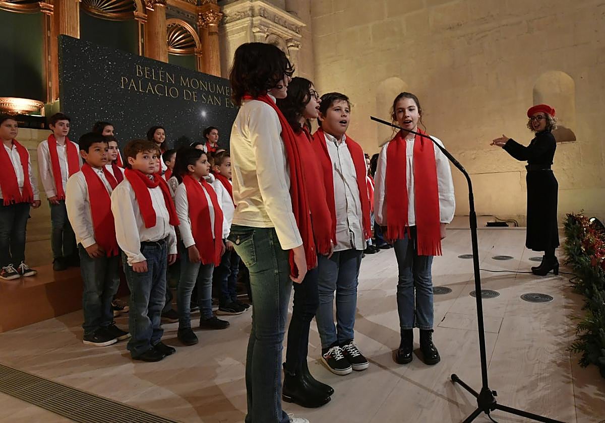 La coral que actuó anoche en la inauguración del belén de San Esteban interpreta una de sus piezas.