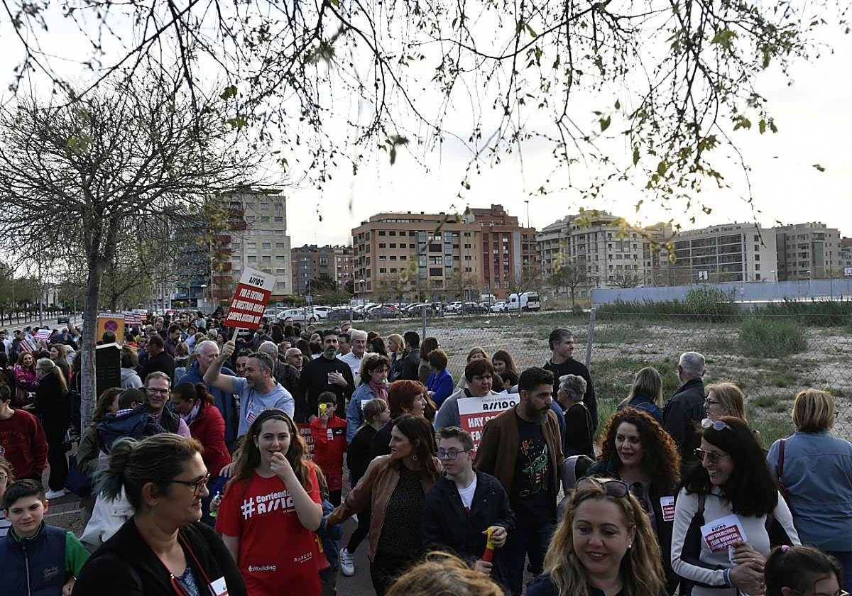 Usuarios y familiares de Assido protestan frente a la parcela donde está proyectada la residencia, en una imagen de archivo.