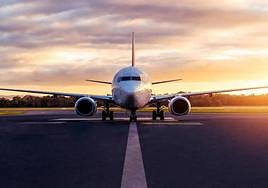 Un piloto explica las características de la cinta que se utiliza para reparar los aviones