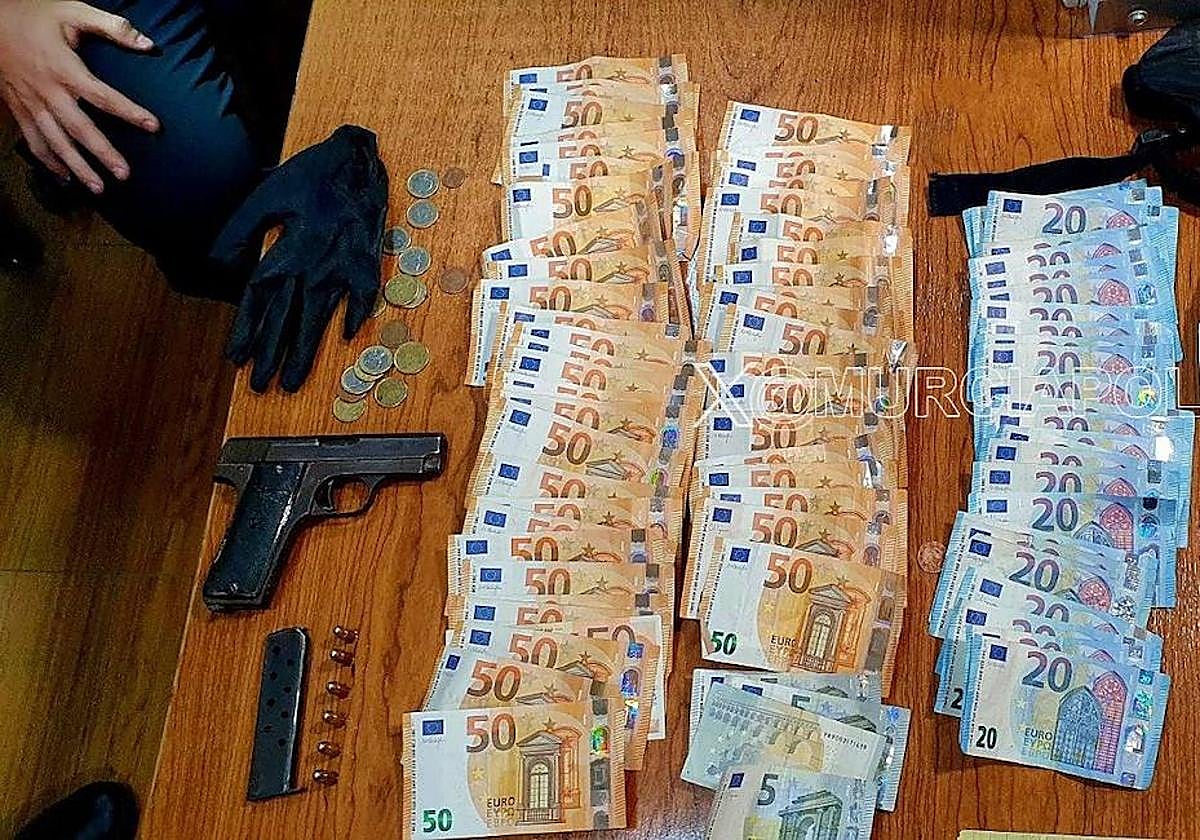 Todas las pertenencias que llevaba consigo el detenido.