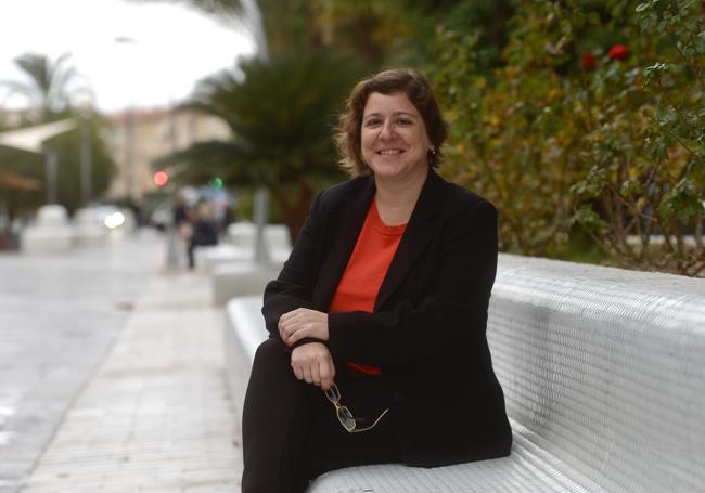 Marta Escobar, en la avenida de la Libertad de Murcia, donde se encuentra la oficina donde trabaja como agente de seguros.