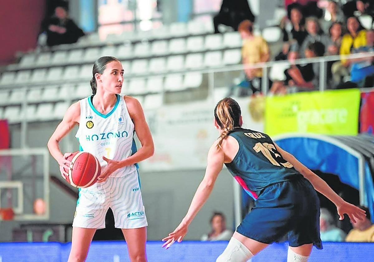 Belén Arrojo, con el balón, ante Cruz, jugadora del Barça, en imagen de archivo.