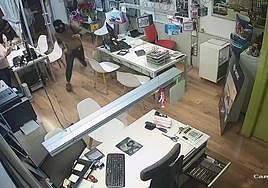 El atracador corre con el cuchillo, en una captura de la grabación de la webcam del establecimiento.