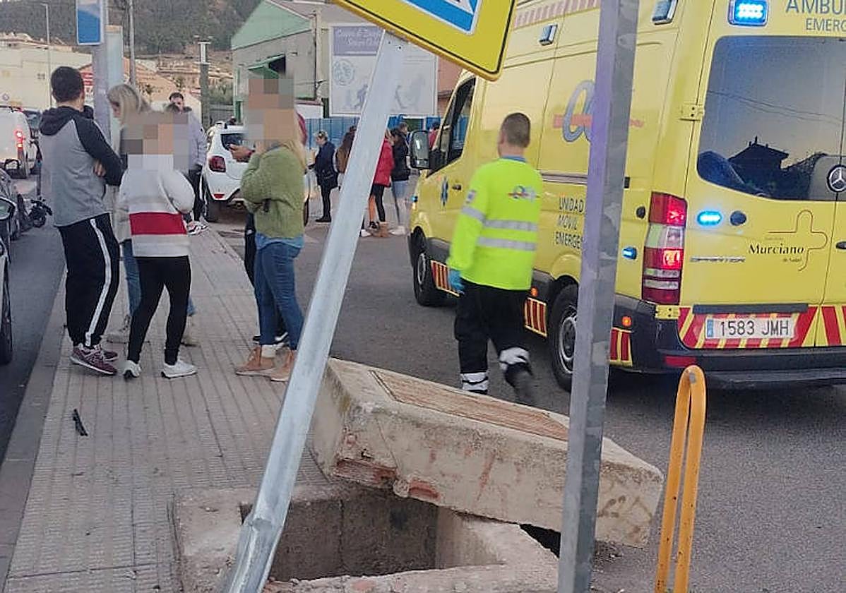 Sanitarios atienden a los heridos.