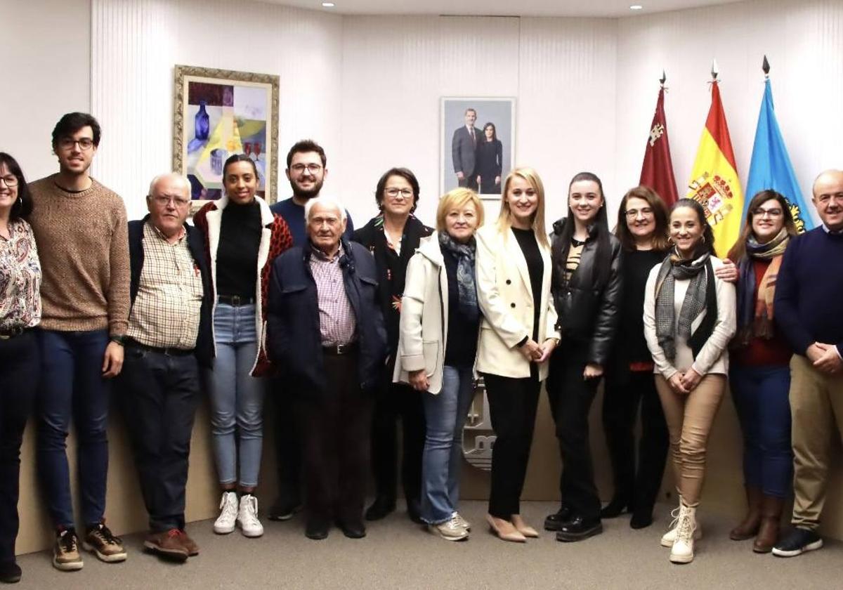 Mariola Guevara en el centro, junto a su madre, una de sus hijas y compañeros de partido.