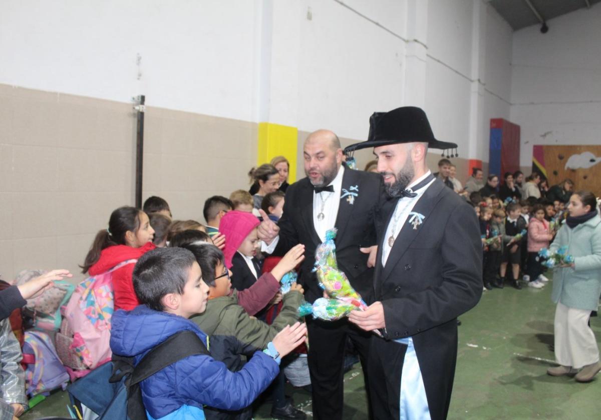 Los Clavarios reparten caramelos entre los escolares del colegio La Inmaculada de Yecla.