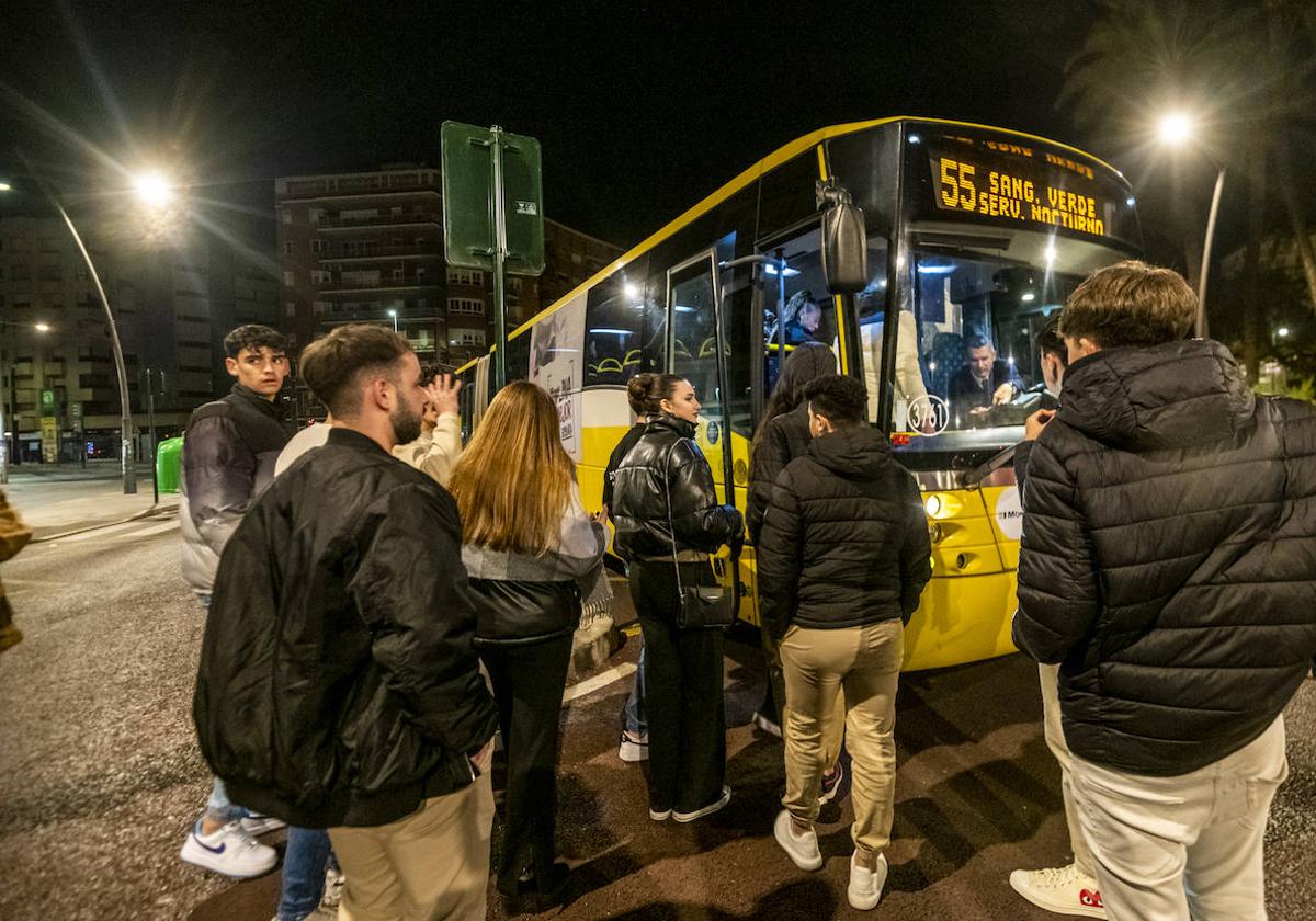 Varios jóvenes se suben al búho bus navideño estrenado en Murcia en la madrugada de este sábado.