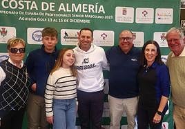 Sergio García posando junto al gerente de Aguilón Golf, J. J. Serrano y la familia de este, flanqueda por Consuelo y Víctor García.