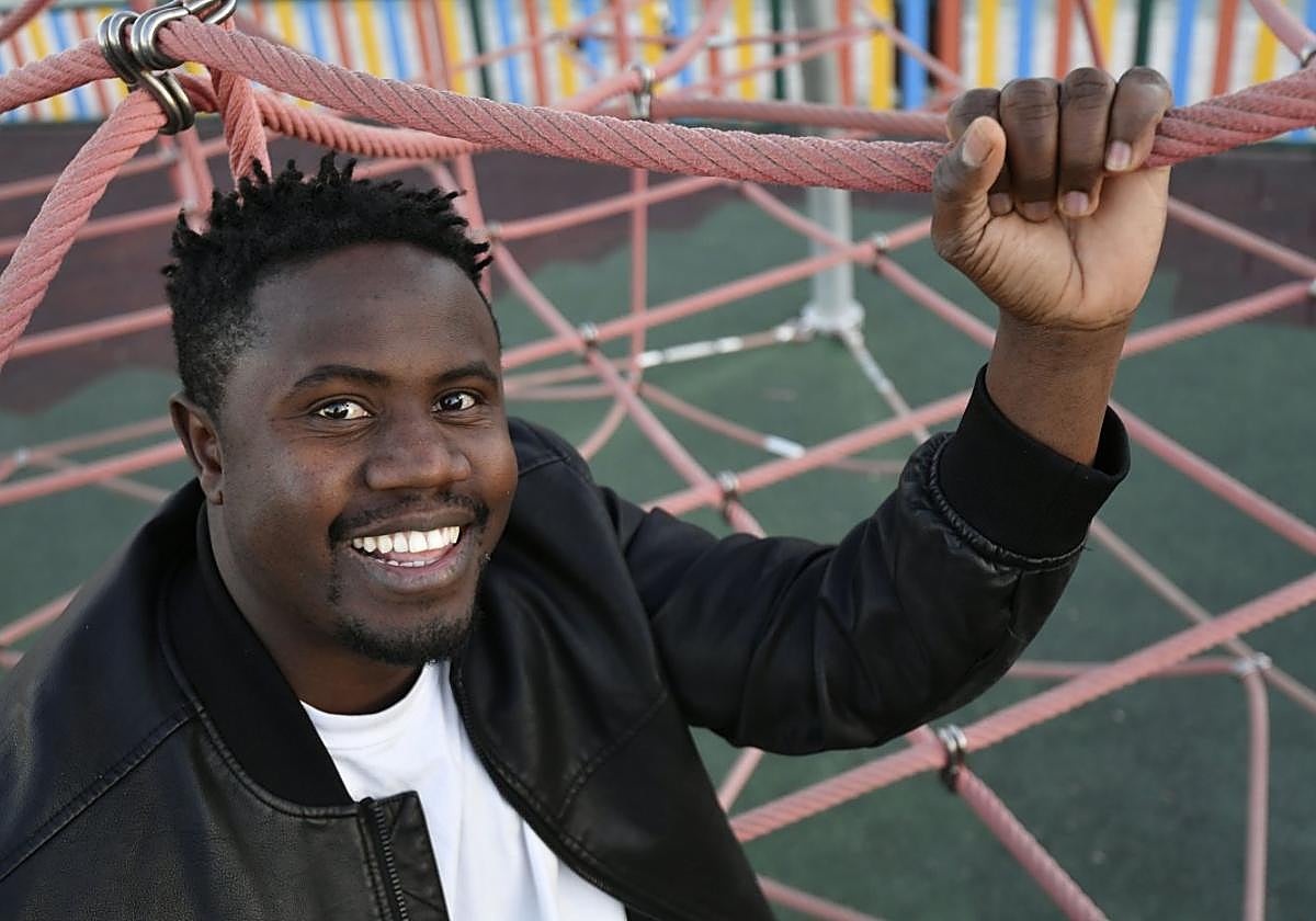 El senegalés Kaba Baldé en un parque de la urbanización Montevida, en El Palmar.