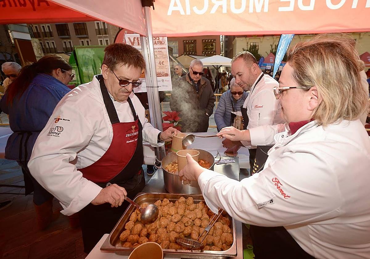 Reparten más de mil cocidos solidarios en Murcia