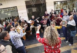 Cantos de Pascua en la calle Corredera de Lorca