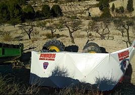 Estado del tractor tras volcar.