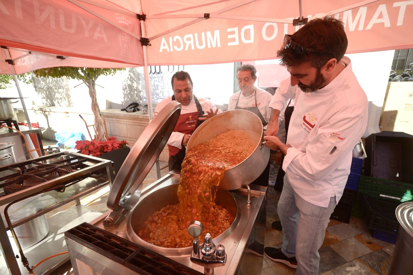 Reparten más de mil cocidos solidarios en Murcia