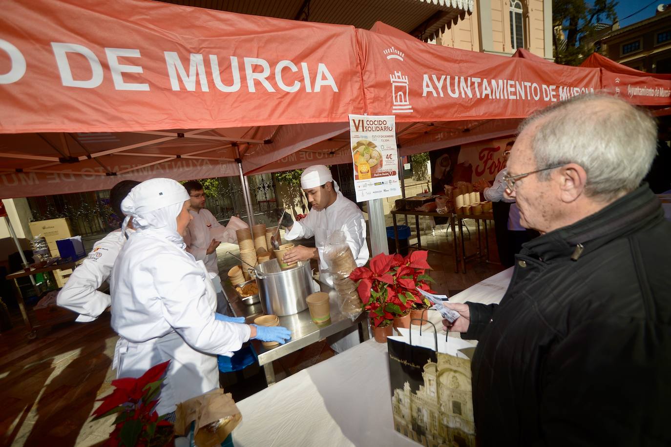 Reparten más de mil cocidos solidarios en Murcia