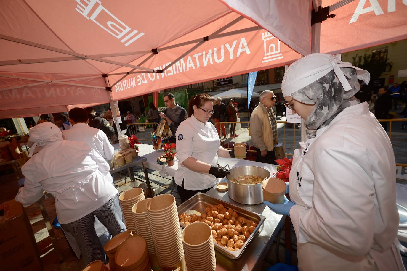 Reparten más de mil cocidos solidarios en Murcia