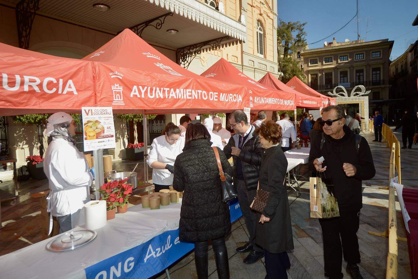 Reparten más de mil cocidos solidarios en Murcia
