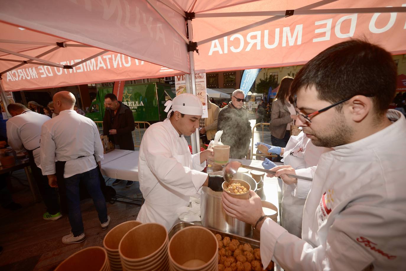 Reparten más de mil cocidos solidarios en Murcia