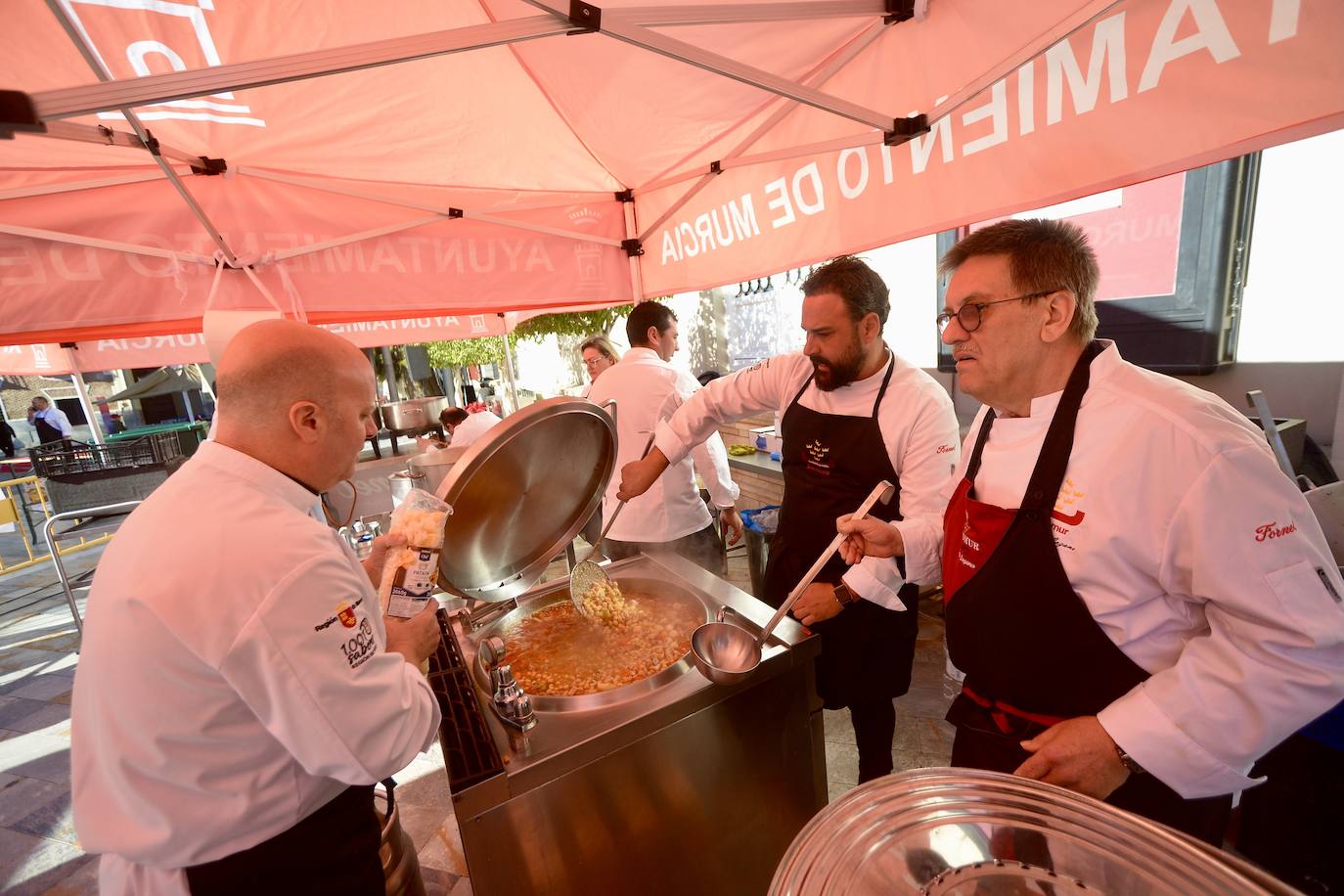 Reparten más de mil cocidos solidarios en Murcia