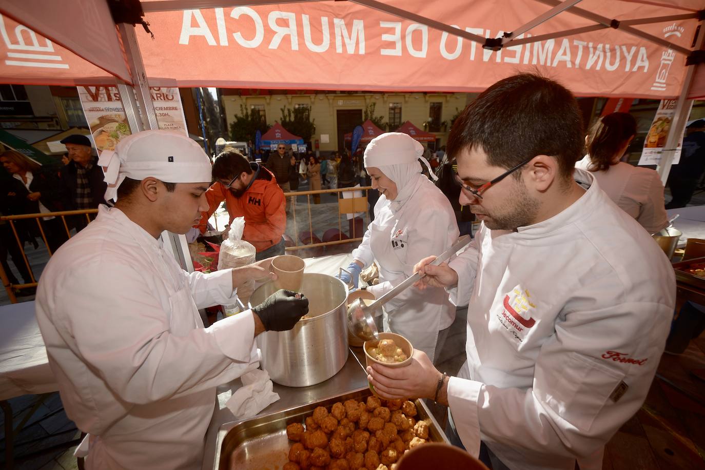 Reparten más de mil cocidos solidarios en Murcia