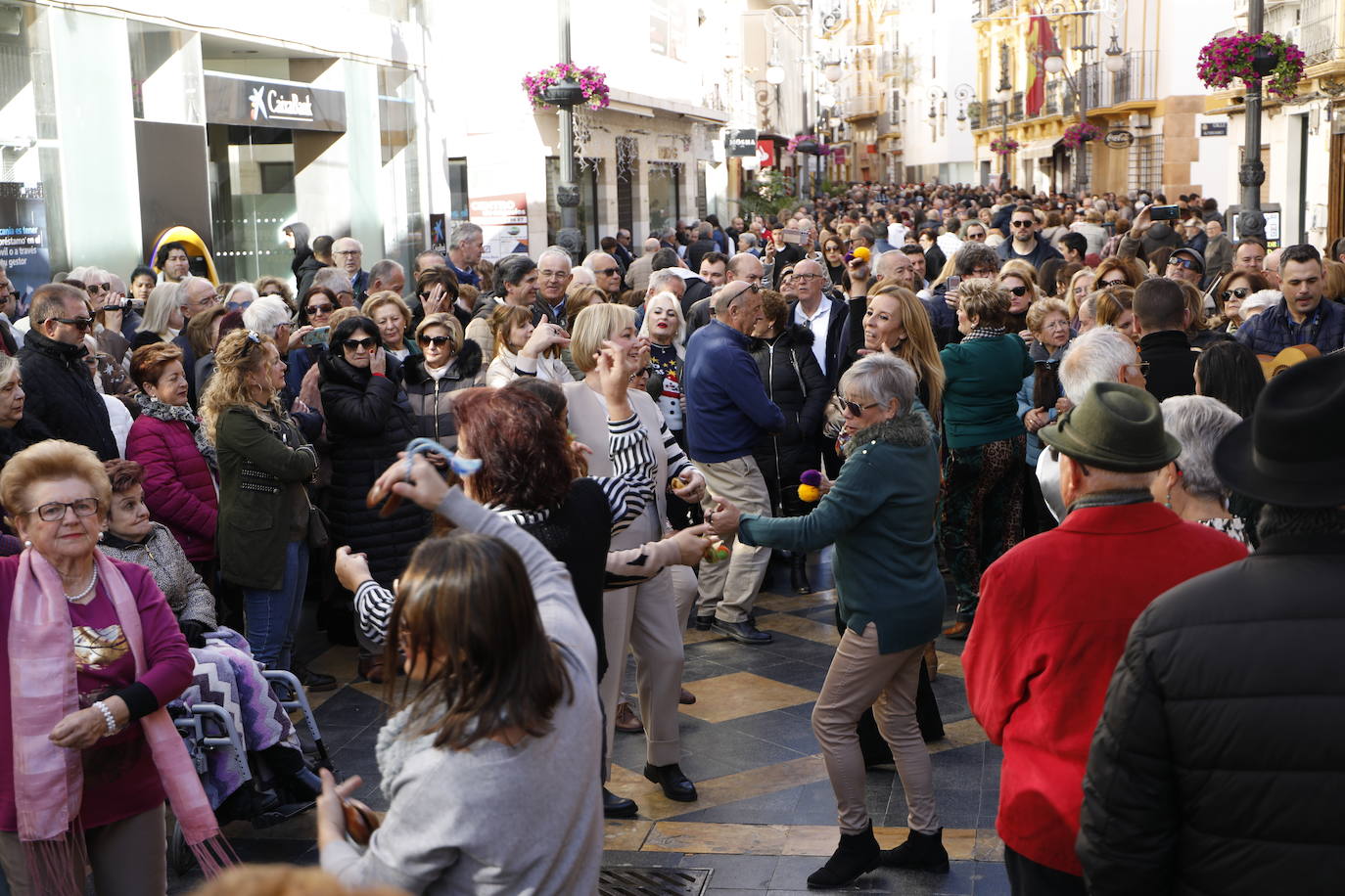 Cantos de Pascua en la calle Corredera de Lorca