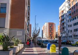 Una de las calles de la urbanización que sigue esperando la regularización total.