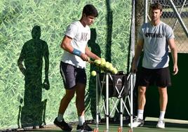 Carlos Alcaraz y Juan Carlos Ferrero, en un entrenamiento en el Club de Campo de El Palmar.