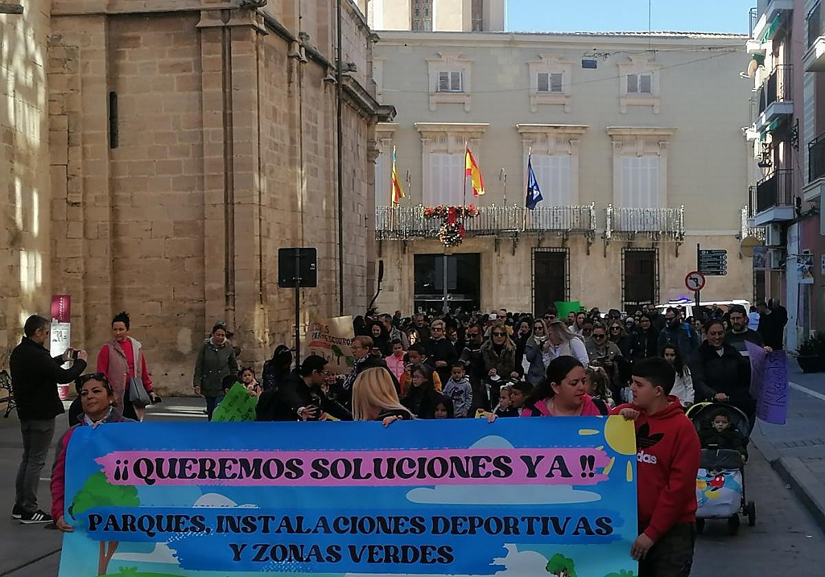 Los manifestantes salen del Ayuntamiento, ayer, camino de la Glorieta.