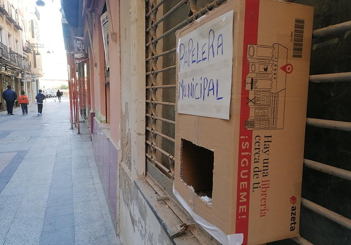 Cajas de cartón con el letrero 'Papelera municipal' que han aparecido en la calle Mayor.