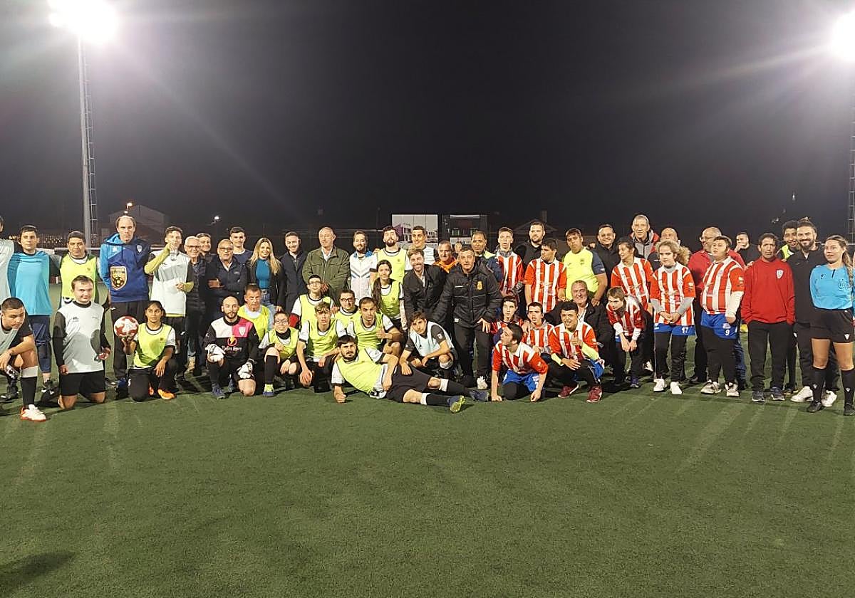 Foto de familia de la última jornada de la Liga SúperFútbol-8, disputada en Cabezo de Torres.