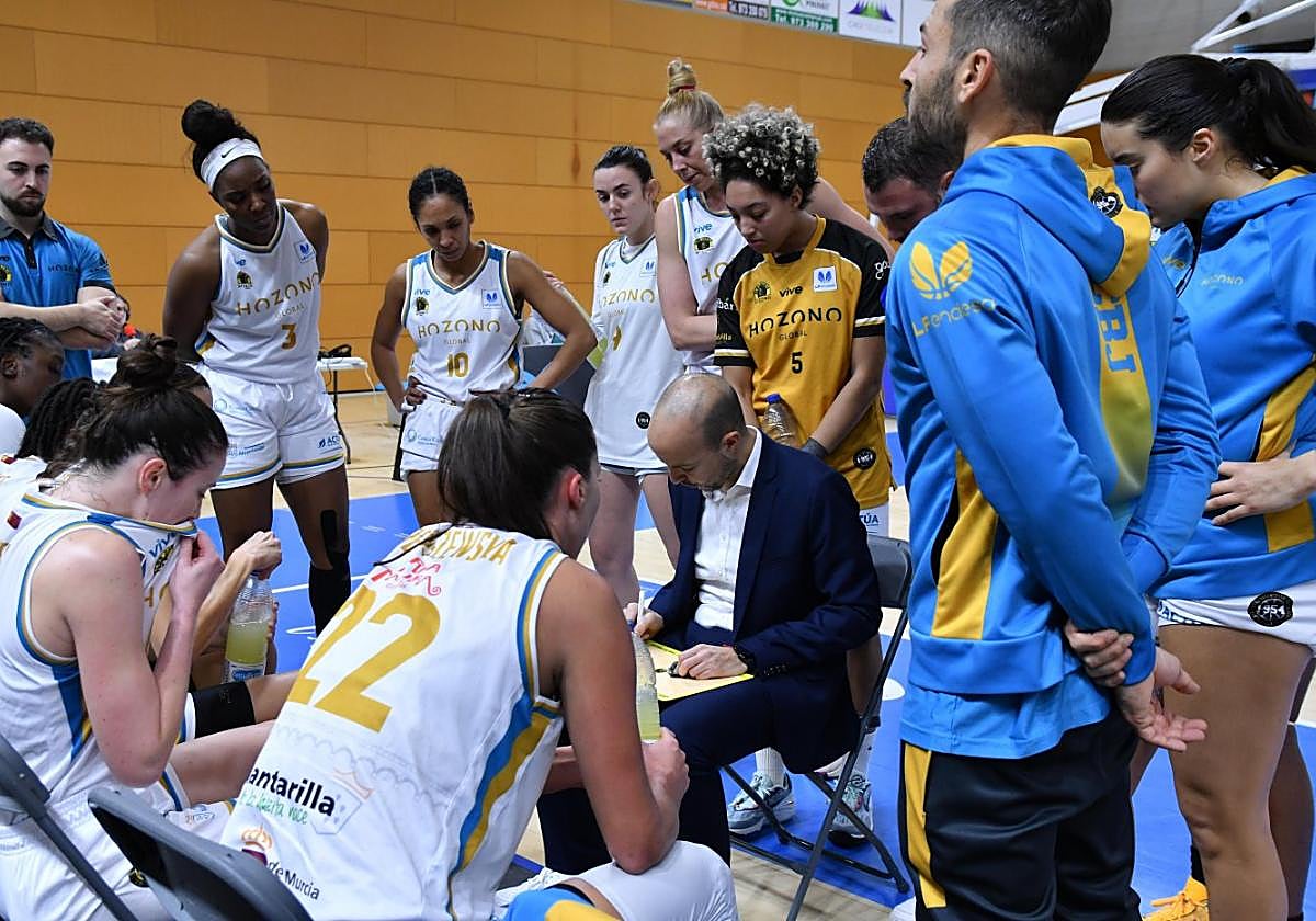 Surís da instrucciones a sus jugadoras en un tiempo muerto, el sábado.