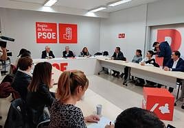 Imagen de la reunión mantenida este lunes entre el líder del PSRM, José Vélez, y los alcaldes socialistas de la Región de Murcia.