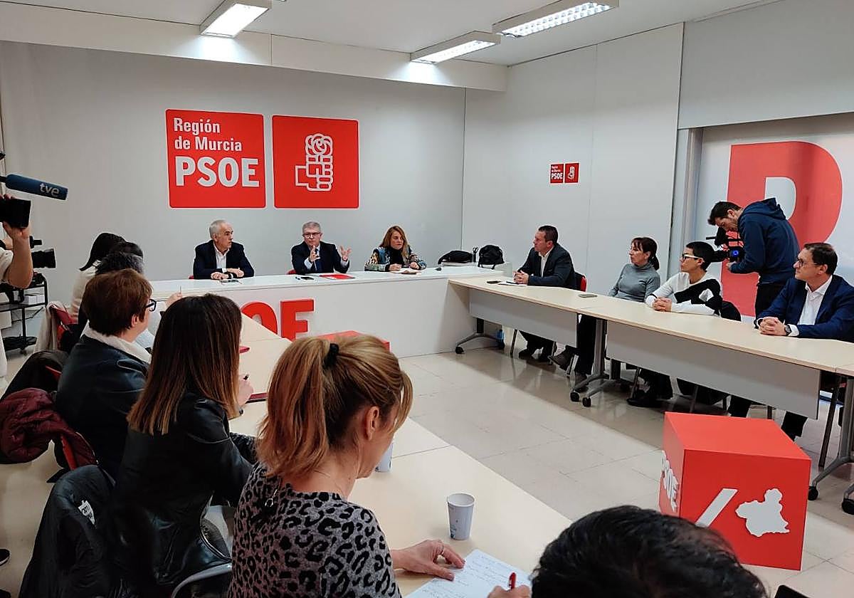 Imagen de la reunión mantenida este lunes entre el líder del PSRM, José Vélez, y los alcaldes socialistas de la Región de Murcia.