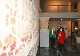 López Miras y Noelia Arroyo visitan el mural con las piezas recuperadas del pórtico junto a Elena Ruiz Valderas, la directora del Teatro Romano.