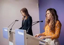 El portavoz de Podemos, Pablo Fernández, y la coportavoz del partido, María Teresa Pérez, en una rueda de prensa.