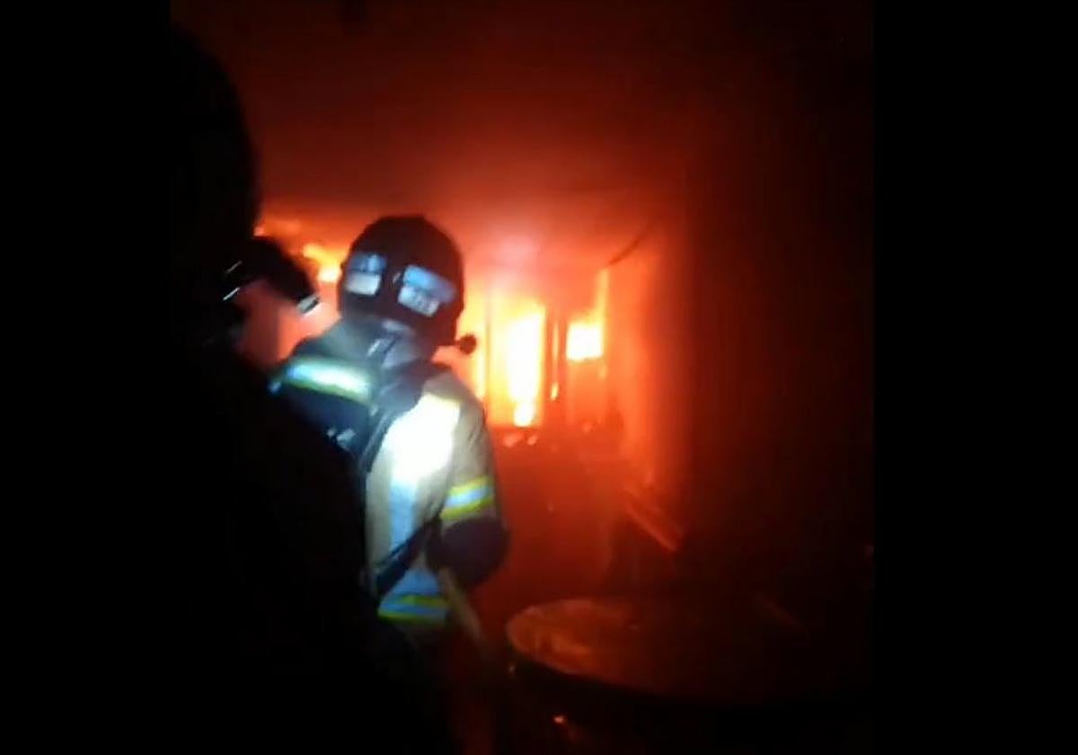 Un bombero ataca el incendio en el interior de la discoteca La Fonda Milagros, en la zona de Atalayas.
