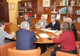 Hugo Morán, ayer en la CHS, con el presidente, el comisario y los directivos del organismo de cuenca.