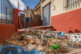 Moisés Cruz nutre de agua sus 'tubos' del Trasvase.