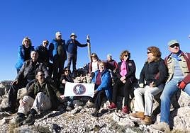 El Grupo Senderista del Real Casino, junto al nacimiento.