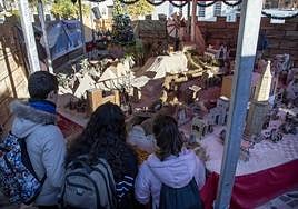 Tres estudiantes, durante su visita al belén de Santa Lucía, este martes.