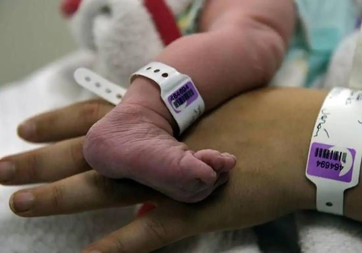 Un bebé recién nacido en una foto de archivo.