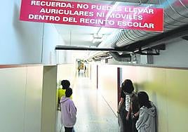 Alumnos en un pasillo del IES Alfonso X de Murcia, donde los móviles ya están prohibidos.