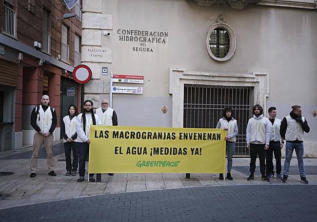 Los activistas muestran un cartel durante la protesta.