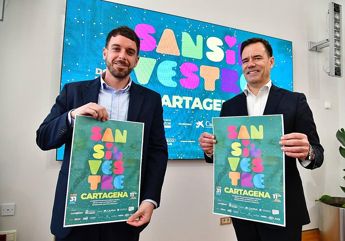 El concejal José Martínez y el director de Negocio de LA VERDAD, Carlos López, presentan el cartel de la carrera.